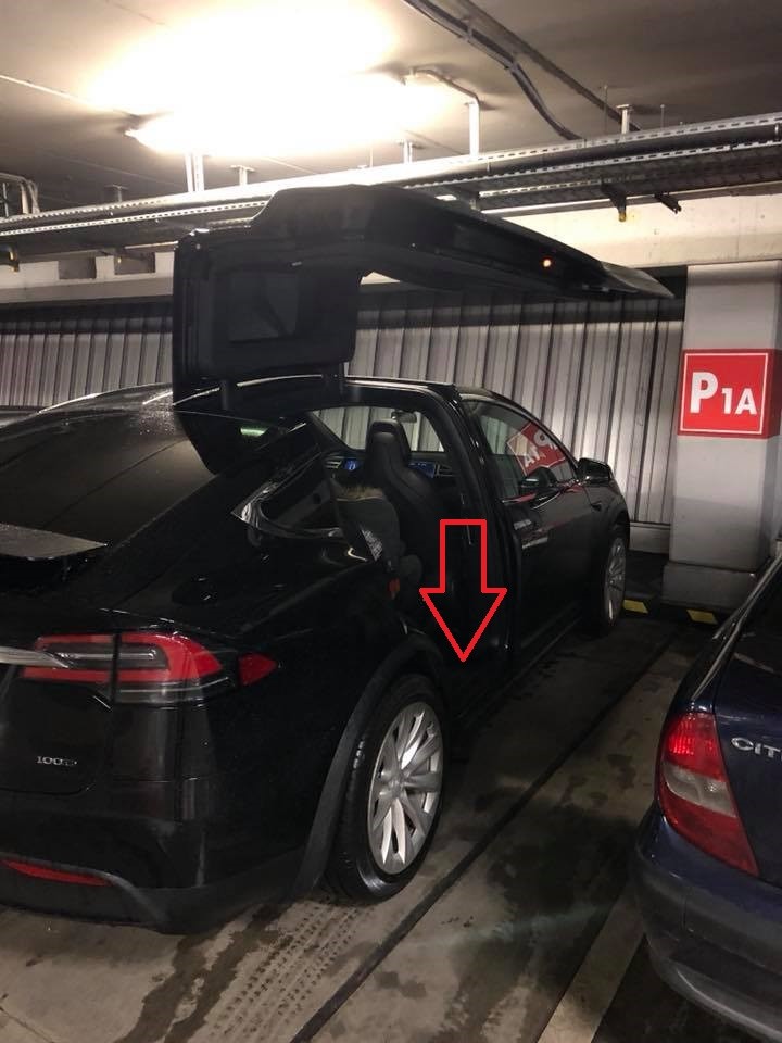 Tesla X (2015x) Gdzie jest VIN? Znajdź VIN